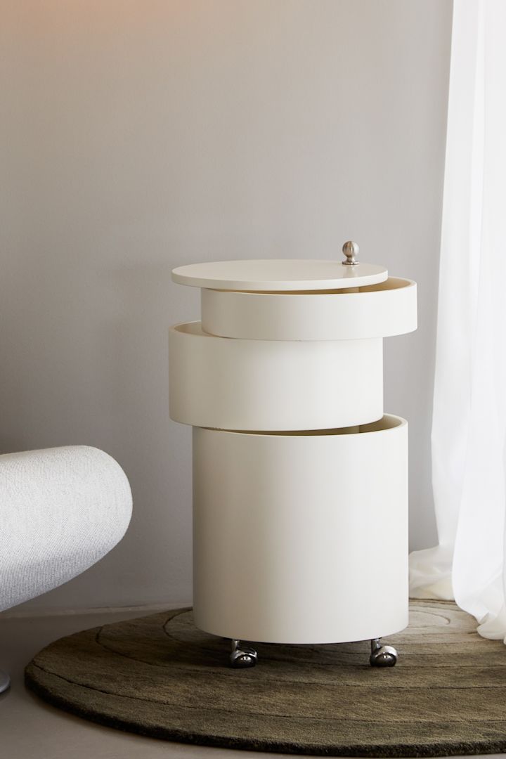 Portable interior design is one of the autumn interior design trends 2021 - the Verpan Barboy trolly in white can be filled with drinks, books or snacks.