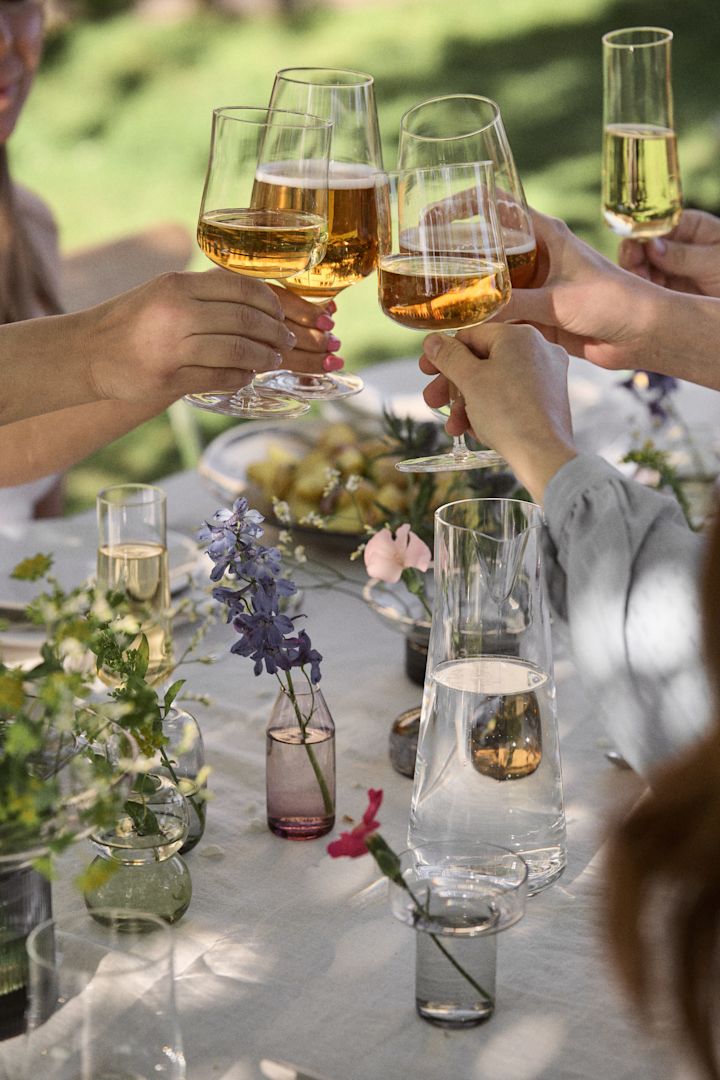 Enjoy midsummer with these Swedish midsummer party ideas and raise a glass to the occasion. Here you see a number of hands raised with the Essence beer glasses from Iittala. 