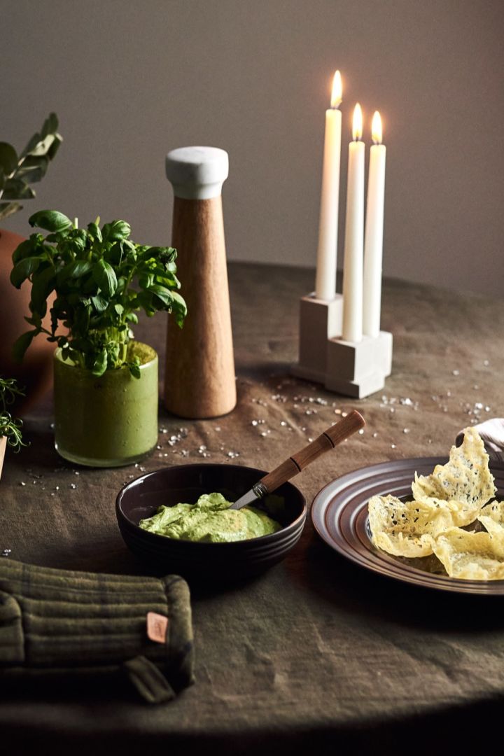 These cheddar baskets are one of the simple starter recipes we have for you this new year. Here we see the NJRD lines plates in brown with the Mini-Mix vase from Tove Adman.