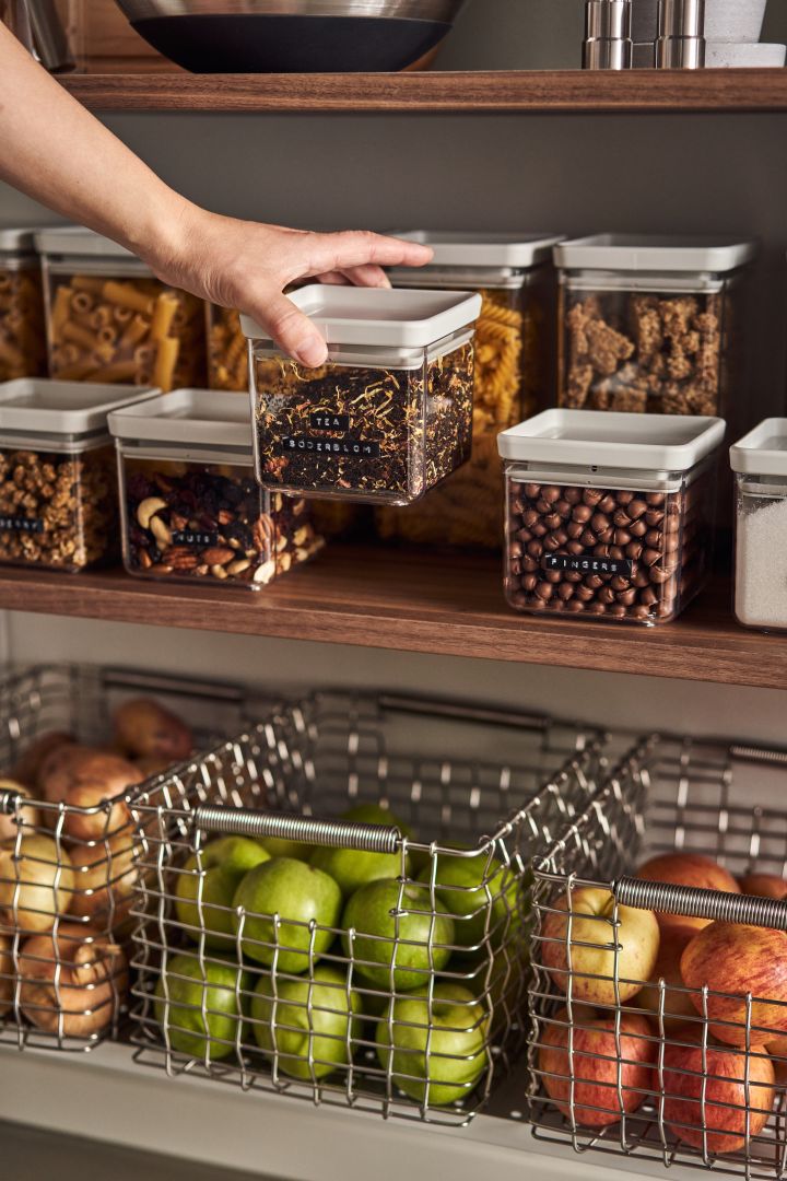 Organise the pantry with practical storage jars from Brabantia with labels and smart baskets from Korbo for an easier everyday life.