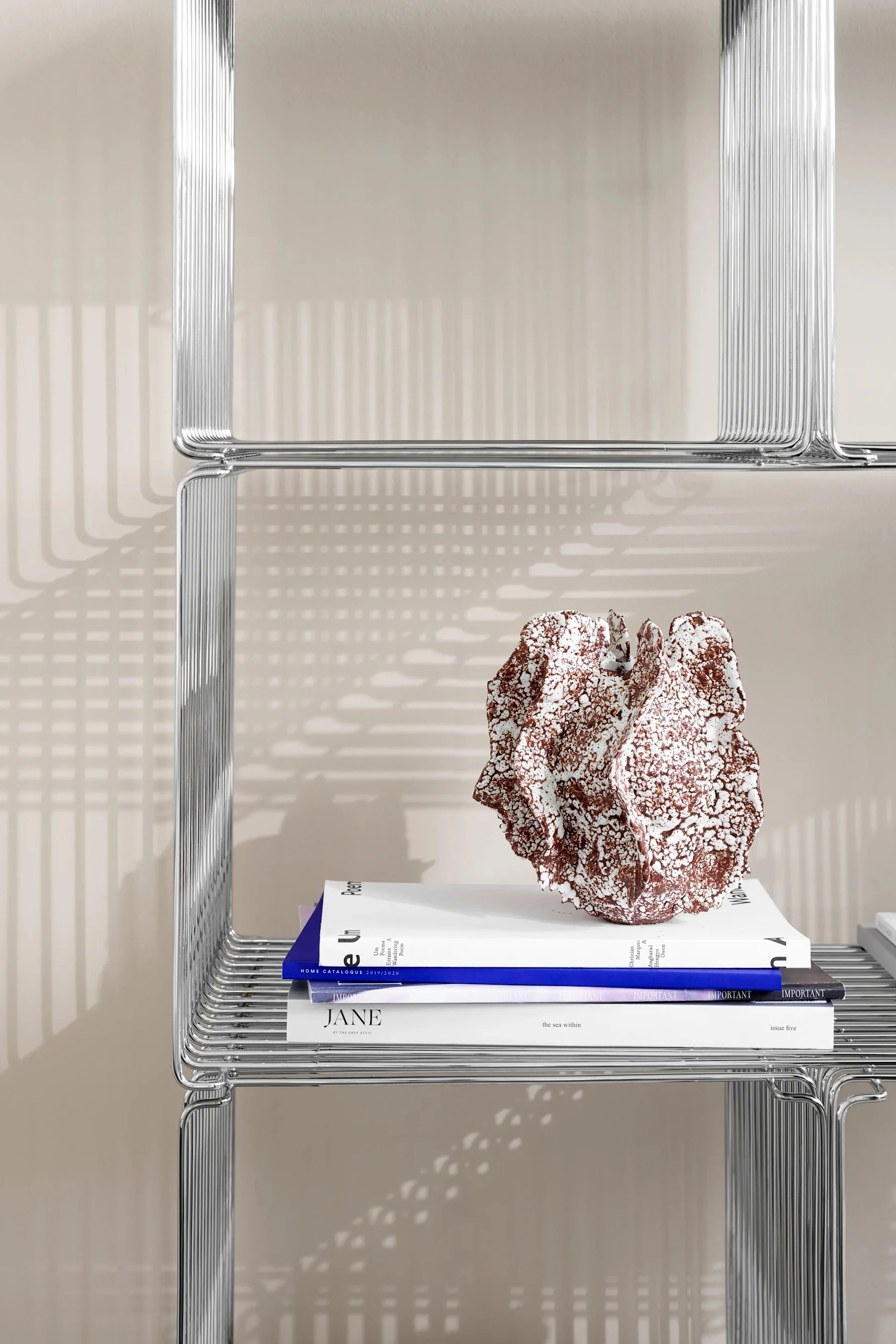 Chromed details are just right for the spring 2024 interior trends, the Panton Wire modules from Montana in chrome are both stylish and smart storage where you can collect both objects and books in a stylish way.
