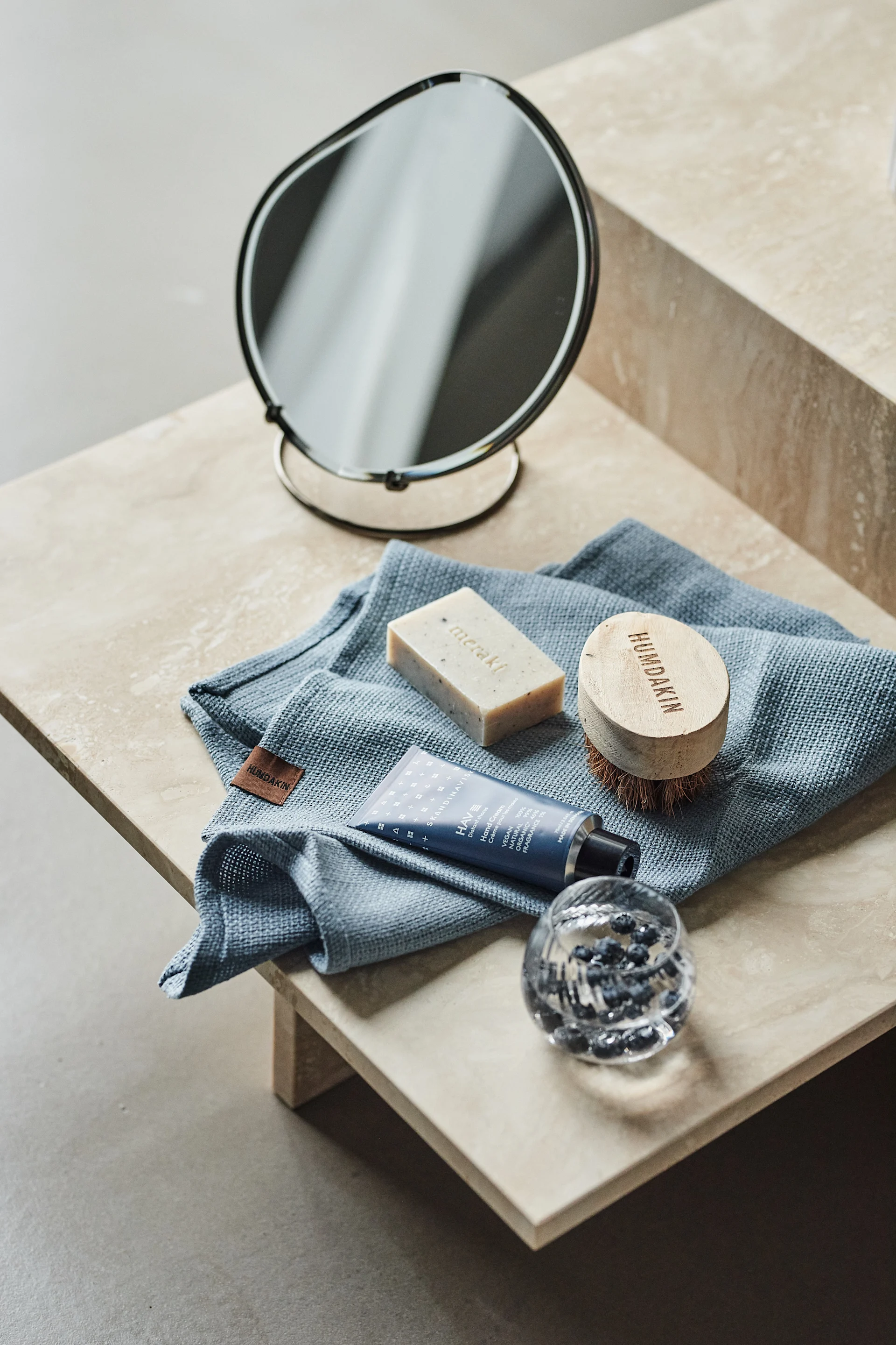 You can even move Mediterranean decor into the bathroom with this blue towel from Humadukin and the table mirror from Ferm Living.