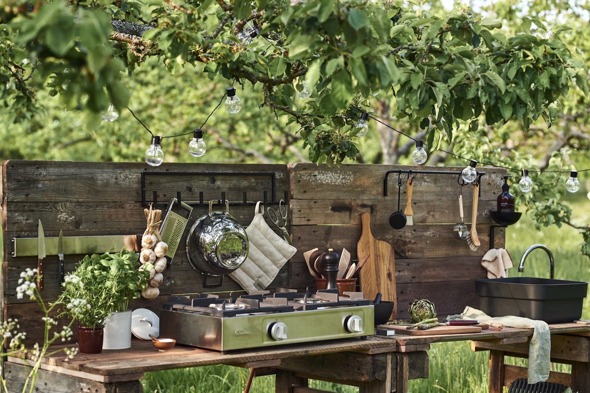 Check out these summer essentials for your outdoor kitchen.