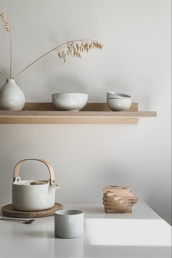 Japandi: This style of living is characterised by calm and order. Enjoy your minimalist home with a cup here, for example with the Oika teapot from Marimekko.