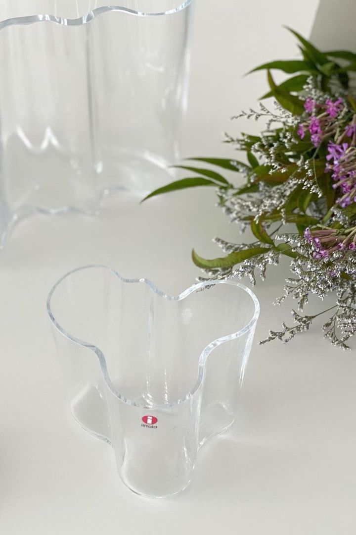 Here you see the smaller version of the Alvar Aalto vase in the home of @red_j_story 