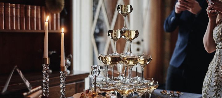 Discover how to build a champagne tower for your New Year's party this year!