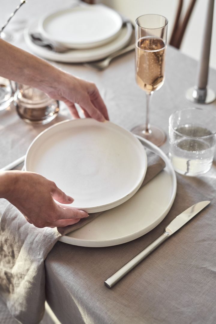 Creating a party atmosphere even in everyday life is one of the interior design trends for spring 2023. Create a party table setting in beige tones to make every day special.