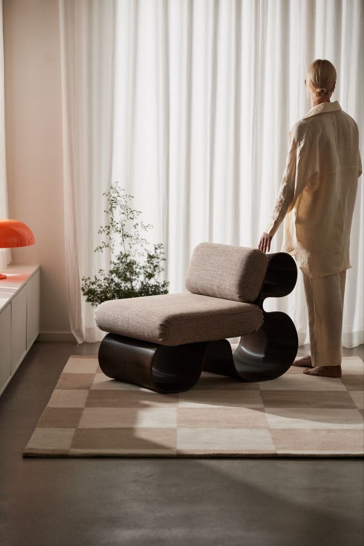 Voluminous furniture is one of the major interior design trends of spring 2024, bulky, exaggerated furniture that is close to the floor and takes up space. Here, the Eel lounge chair from Ekbacken Studios with its unique shape where the base has an organic form.