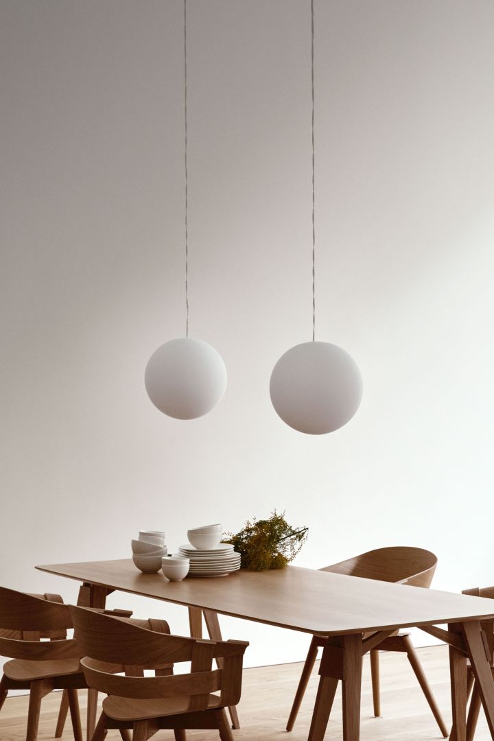 Here you see the Scandinavian design lamp Luna from Design House Stockholm, hanging over a dining table. 