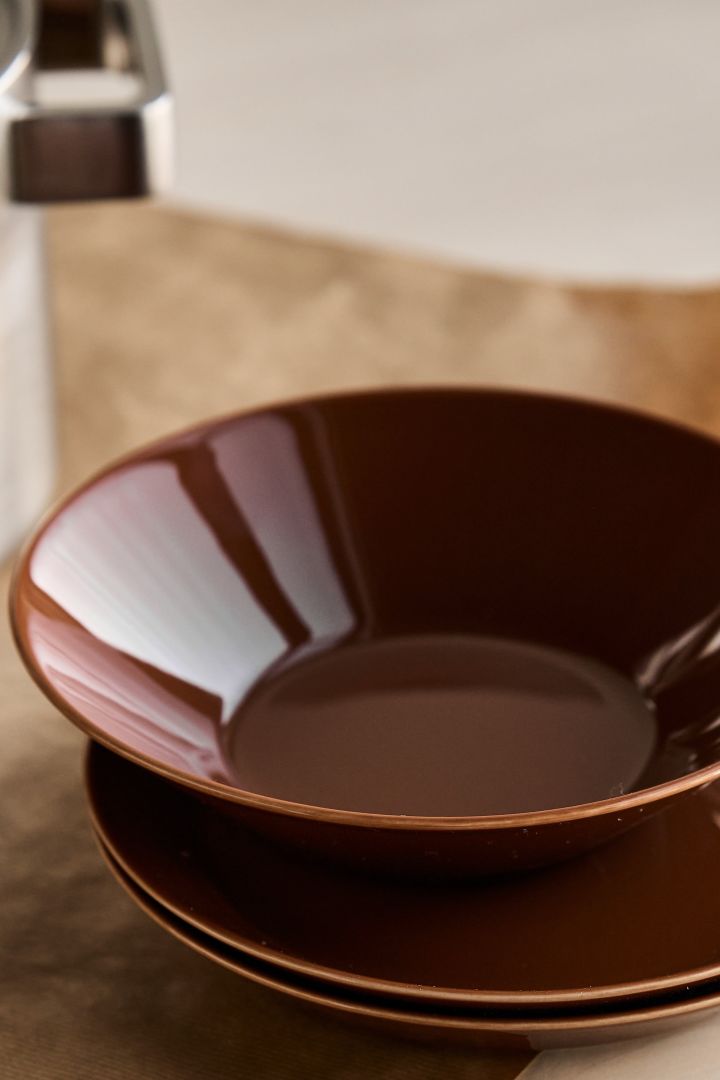 Teema plate in an earthy brown hue - perfect if you wish to set the table according to interior colour trends 2024.