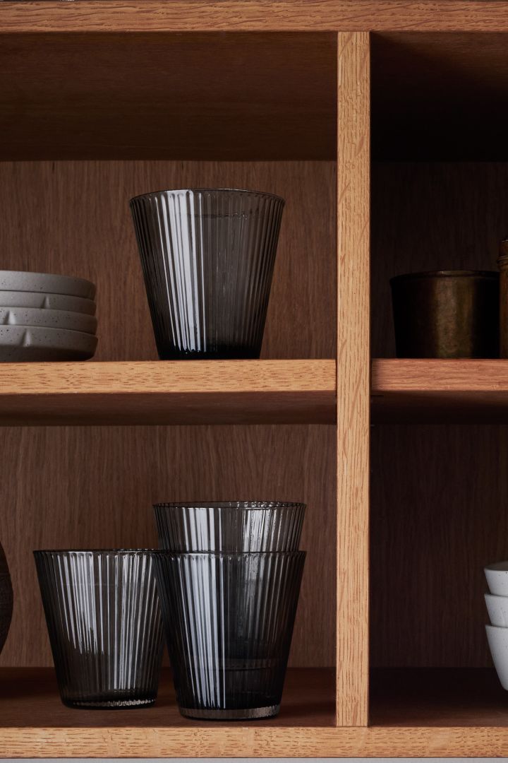 Fluted glass is one of this year's trends. The Grand Cru water glasses from Rosendahl are a stylish detail in the glass cabinet with their grey shade.