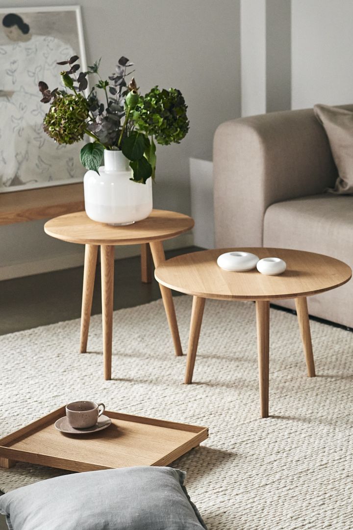 Create a cosy hygge living room with natural elements. Here you see the &tradition wooden coffee tables called In Between. 