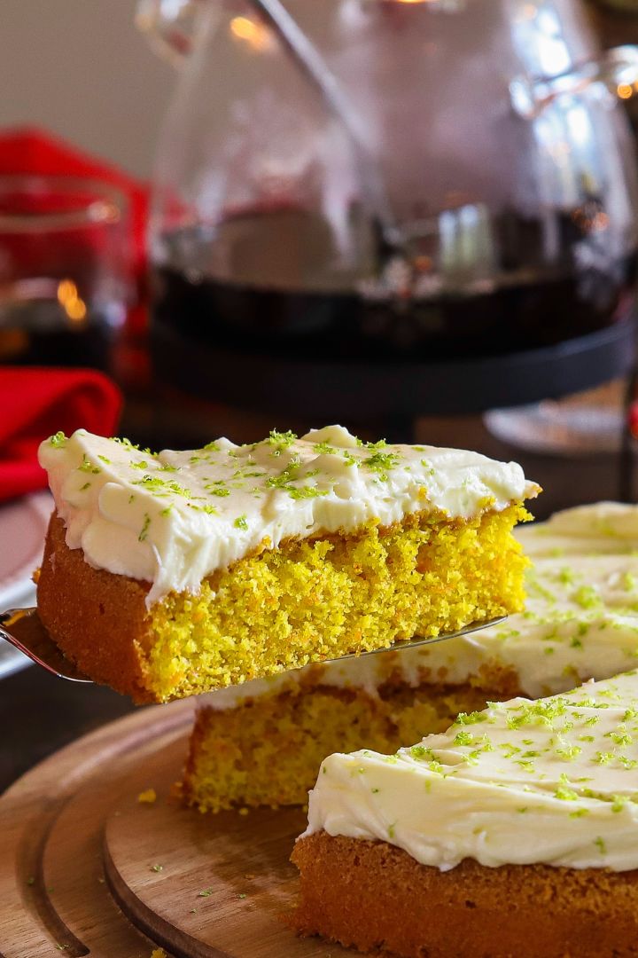 Christmas baking recipes from Baka med Frida - a Swedish take on the classic carrot cake with saffron and a vanilla frosting, served on a lovely cutting board from Staub. 