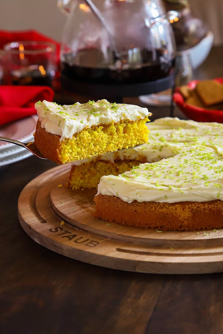 Christmas baking recipes from Baka med Frida - a Swedish take on the classic carrot cake with saffron and a vanilla frosting, served on a lovely cutting board from Staub. 