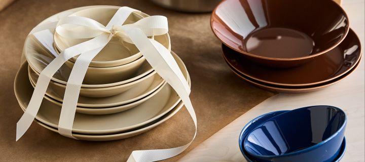 Creative gift ideas for any occasion - here you see a collection of Teema porcelain wrapped in a bow ready to give as a gift. 