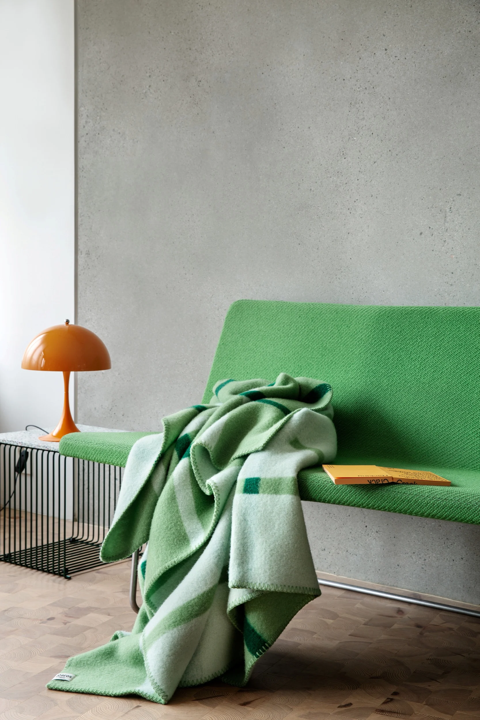The interior design trends for spring 2023 offer colourful textiles and we like to decorate with the Wave throw from Stackelbergs in the colours blue, red, purple and apricot.