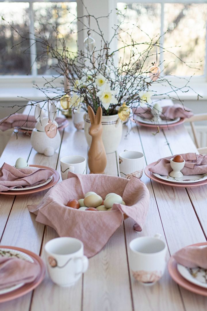 Here you see an Easter table setting idea from Swedish influence @colorelles with tones of pastel pink and an Easter tree. 