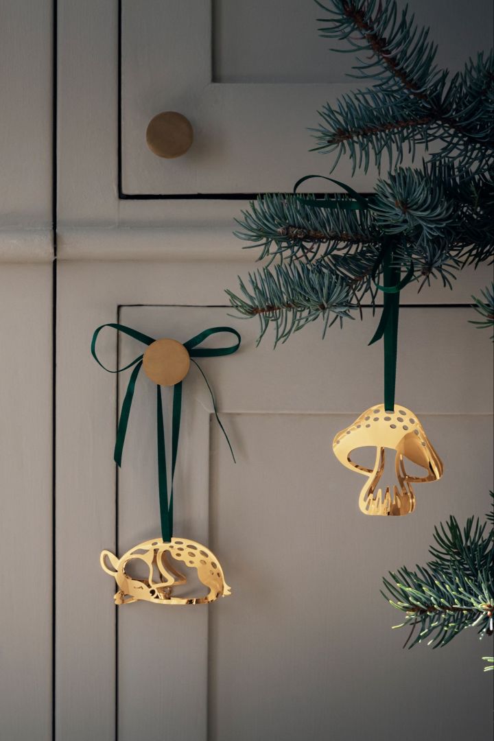 This year's Christmas decorations 2023 shimmer, like these gold-plated Christmas pendants from Georg Jensen in motifs of deer and mushrooms.