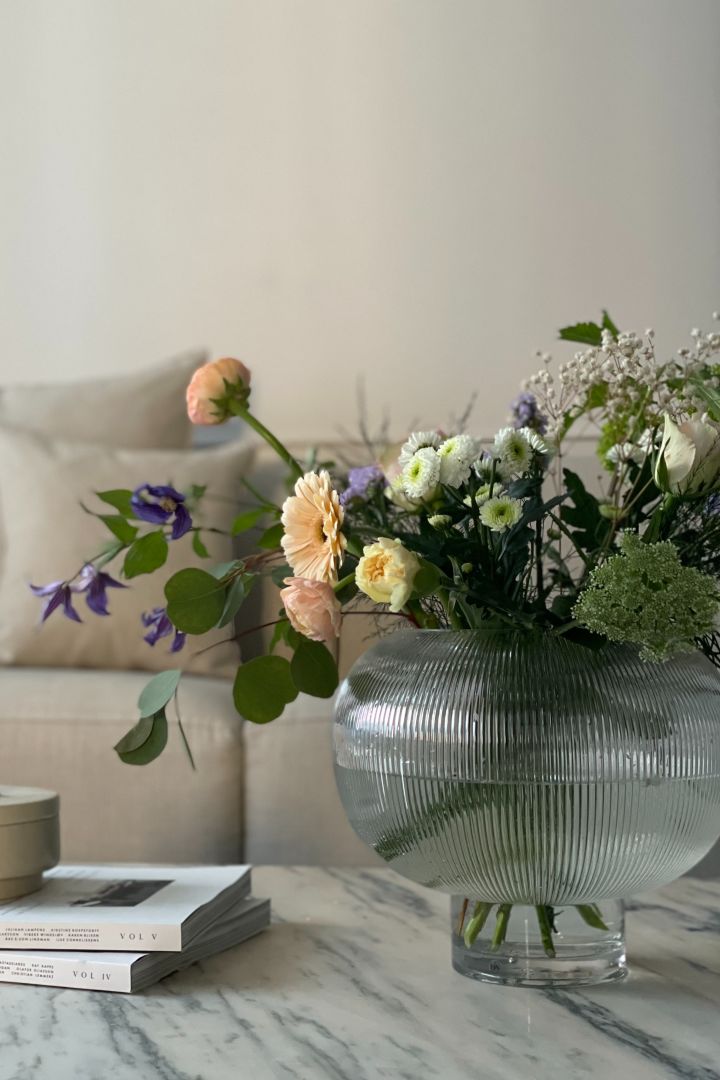 Fluted glass is one of this year's trends. The Sphere vase from Byon is a big favorite in the home - like here at the home of the influencer @homebynicky.