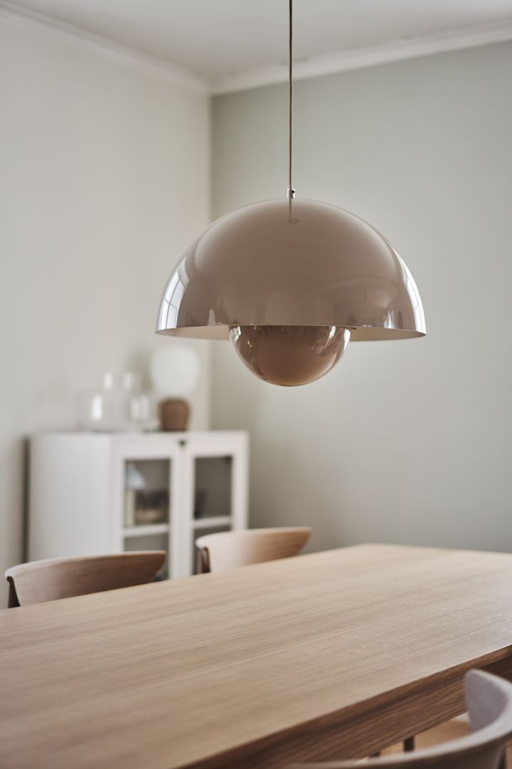 This season's biggest lamp trend - Mushroom lamps. Here you see the Flowerpot VP2 pendant lamp from &Tradition hanging over a dining table. 

