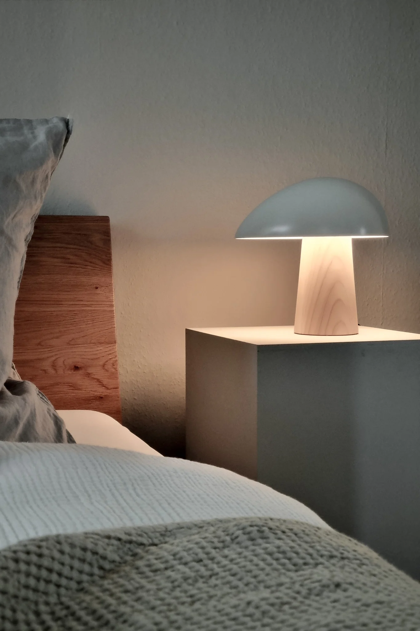 Here you see the Night Owl from Fritz Hansen lit up in the home of German influencer @wohnfluehlen_mit_stil, the perfect anniversary gift idea for couples.