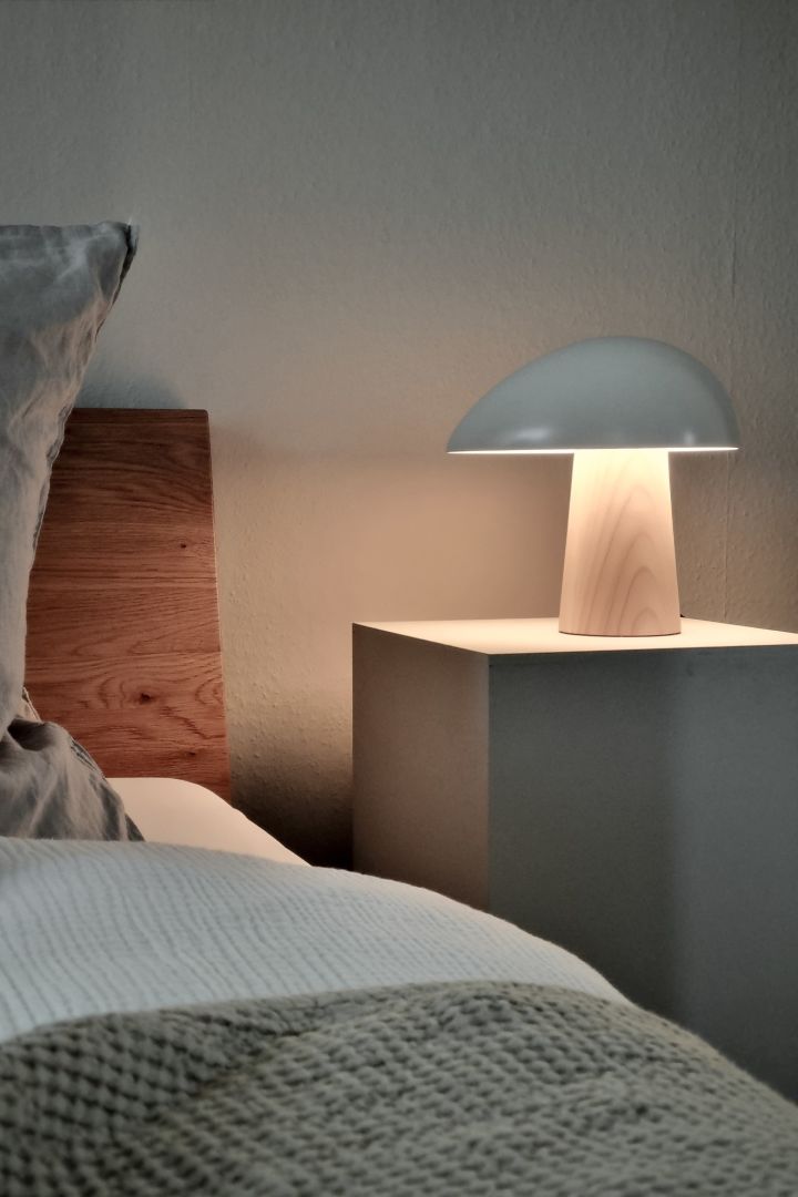 Here you see the Night Owl from Fritz Hansen lit up in the home of German influencer @wohnfluehlen_mit_stil, the perfect anniversary gift idea for couples. 