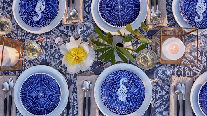 A blue and white table setting with Emma von Brömssen's blue and white porcelain Selma and cutlery Focus de Luxe from Gense for a bohemian look.