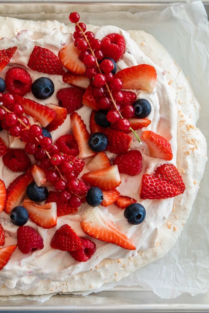 Bake a delicious meringue cake using Bake with Frida's simple Easter cake recipe. Garnish your Easter cake with fresh berries such as blueberries, raspberries, red currants and strawberries.