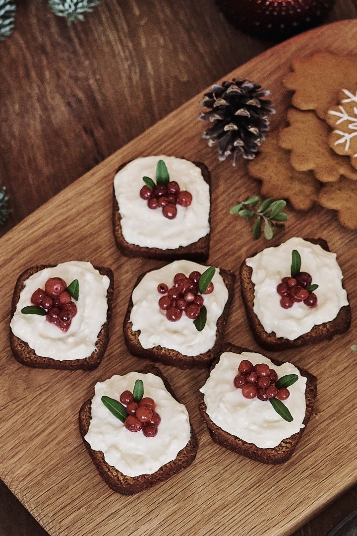 Soft gingerbread with frosting and decorated with lingonberries is served on the table on the morso Kit cutting board. 