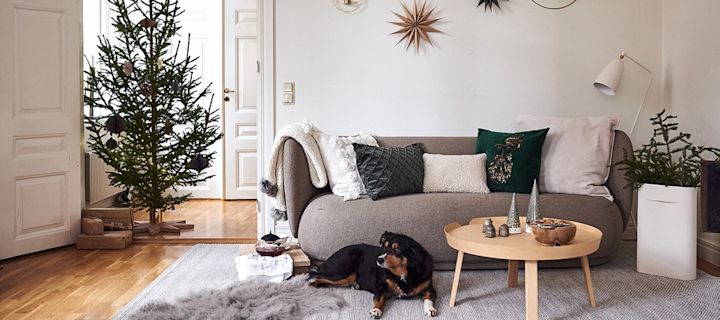 Modern and minimalist Christmas décor in a Scandinavian living room 