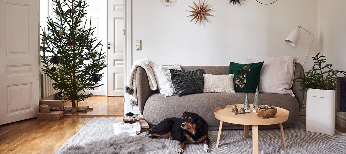 Modern and minimalist Christmas décor in a Scandinavian living room
