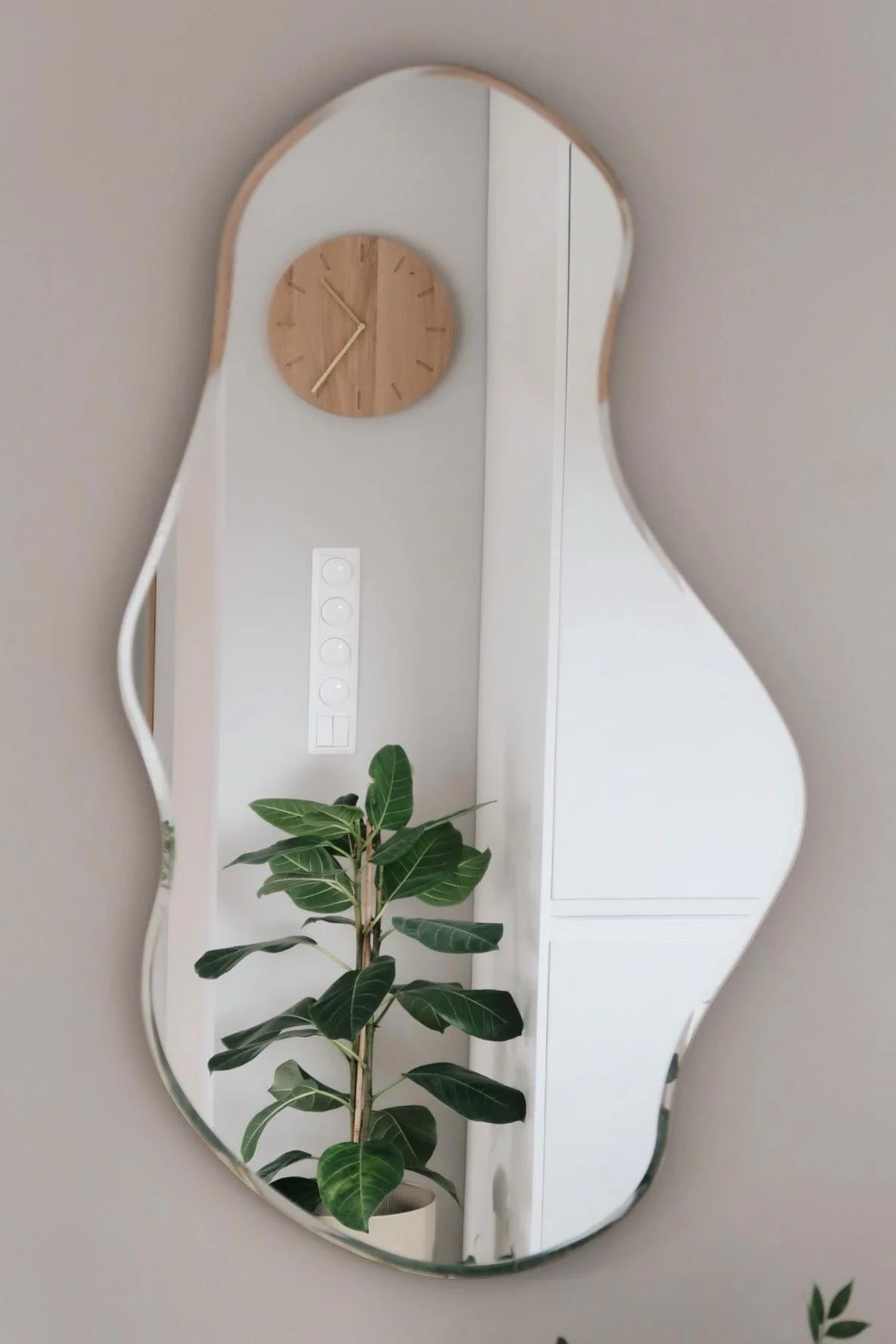 Organic mirrors, such as the Pond Mirror by Ferm Living in the home of @casa_pedersen, are particularly well suited to Feng Shui interior design.