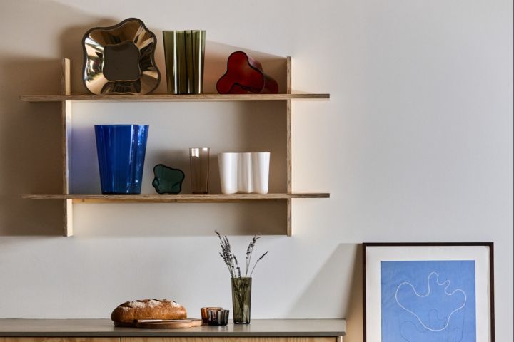 Here you see items from the Alvar Aalto collection placed in a shelf in a modern kitchen. 