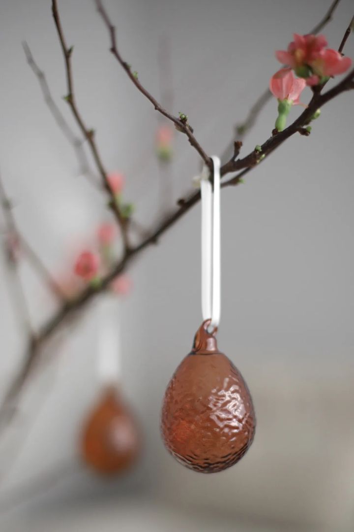 Stylish Easter decorations from Lene Bjerre hanging in a vase filled with branches. 