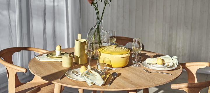 Here you see an Easter table setting idea with lots of yellow tones including the yellow Le Creuset casserole dish. 