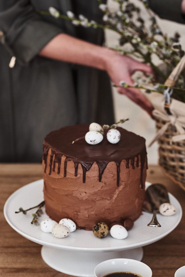 Easter table setting ideas - here you see a chocolate cake on a white cake stand from Swedish Grace. 