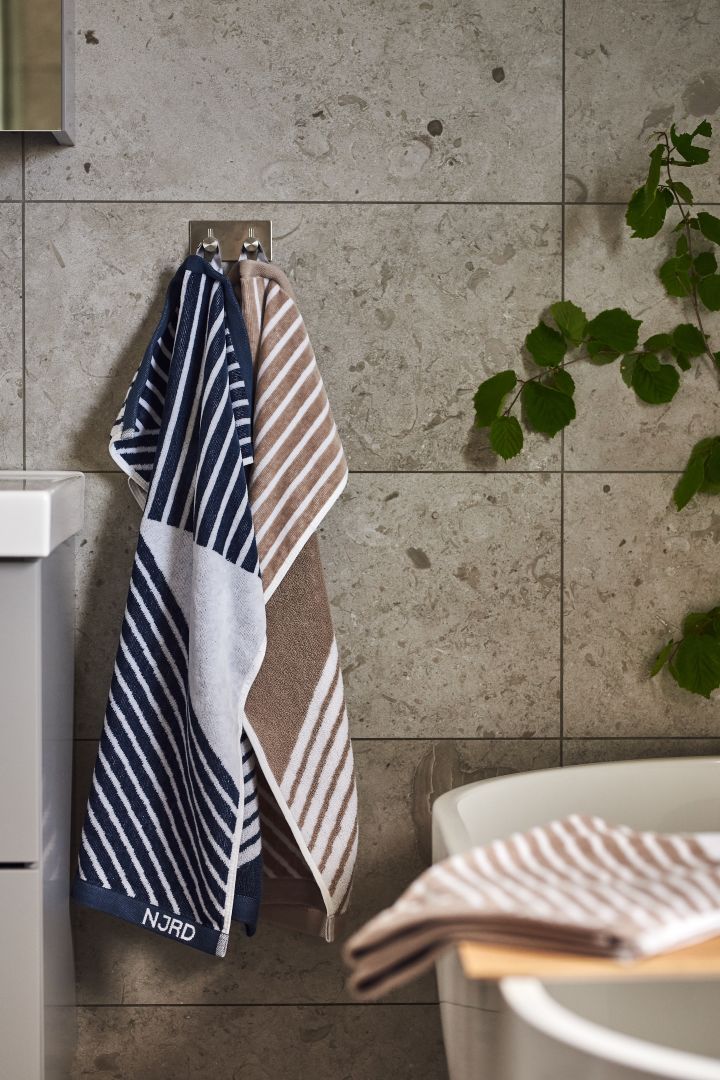 Spa decor ideas for your bathroom like these NJRD towels in beige and blue for relaxing moments. 