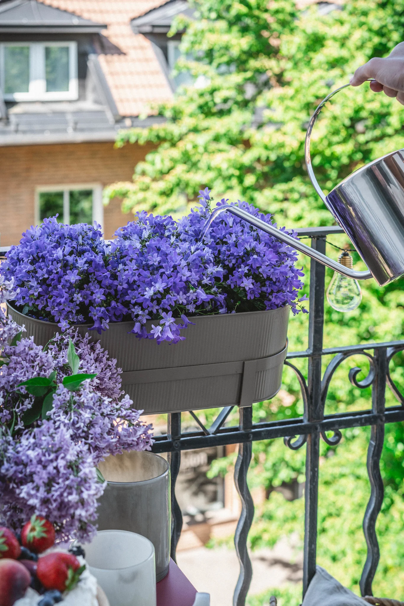 Here you can see the Bau flower pot in beige from Ferm Living on a balcony railing.