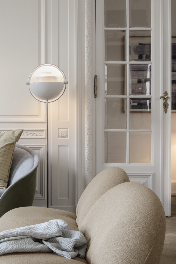 Renew your home with modern floor lighting - here you see a round Multi-Lite floor lamp from Gubi in white.