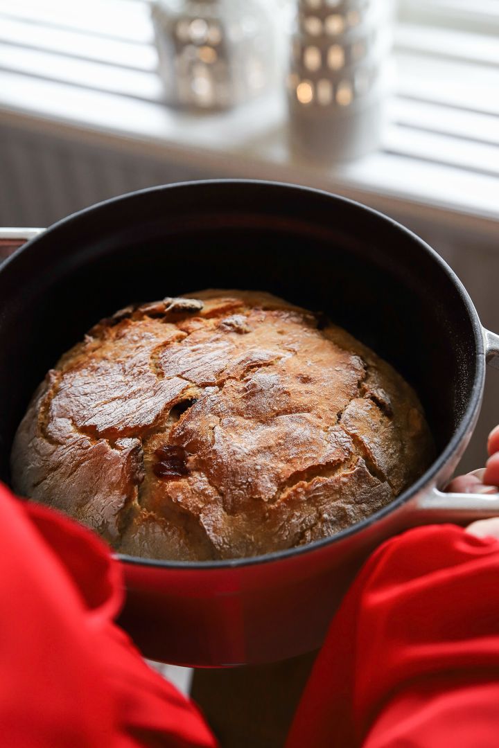 Christmas baking recipes from baka med frida - make a crusty white loaf in a casserole pot from Staub.
