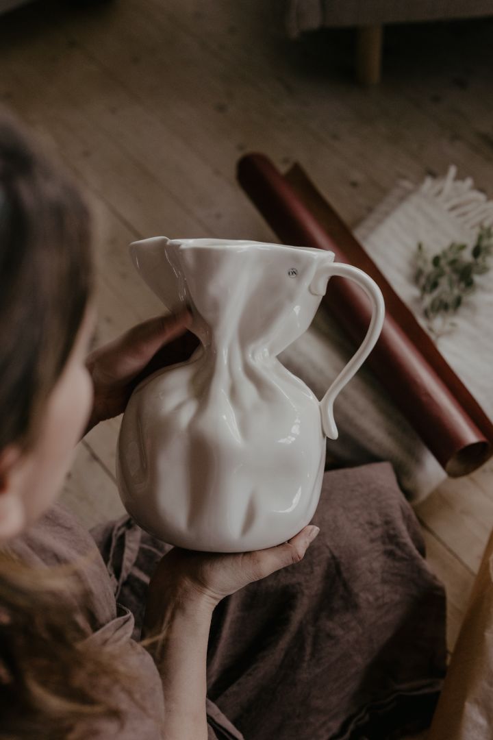 Give the Byon jug as a Christmas present and decorate the package with dried leaves as a simple DIY Christmas craft this christmas. Photo: Johanna Berglund @snickargladjen