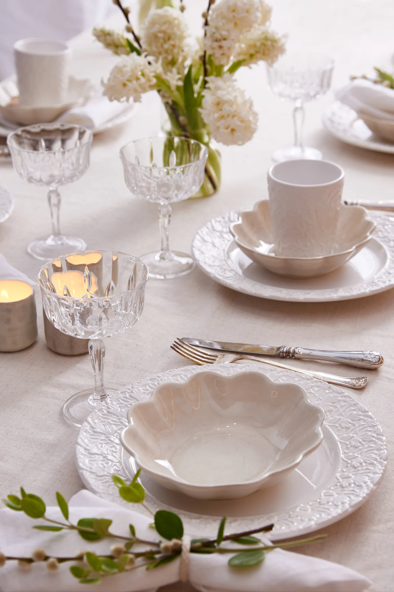 A table setting in white, consisting of an Oyster bowl and a Lace plate from Mateus.