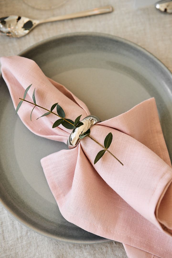 Decorate the table for your romantic meal at home in pleasant colours. Here you can see the Clean napkin in Dusty Rose from Scandi Living lying on a plate with a napkin ring.