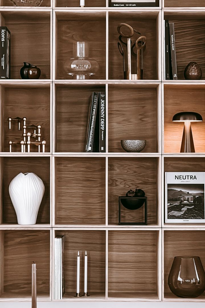 Bookshelf decor ideas- inspiration at Anela Tahirovic's home @arkihem - focal points create a more thoughtful and effective impression on your bookshelf.