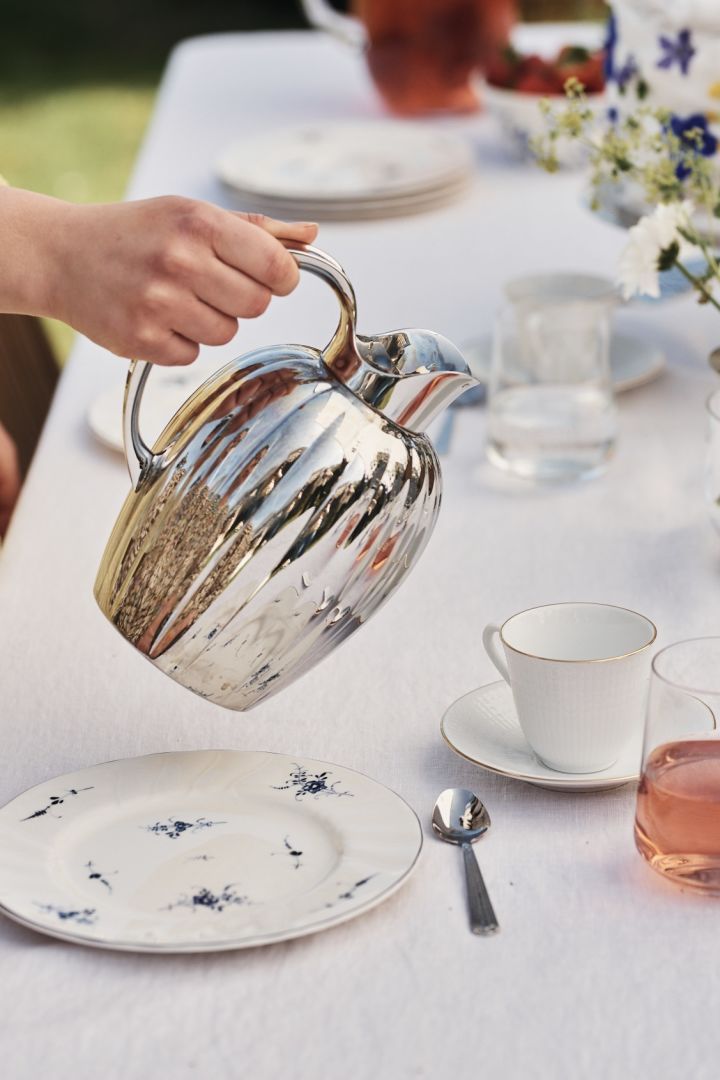 A classic blue and white table setting doesn't always have to be for elegant dinner parties, it works just as well  for fika with friends, accompanied by the Bernadotte thermos from Georg Jensen.
