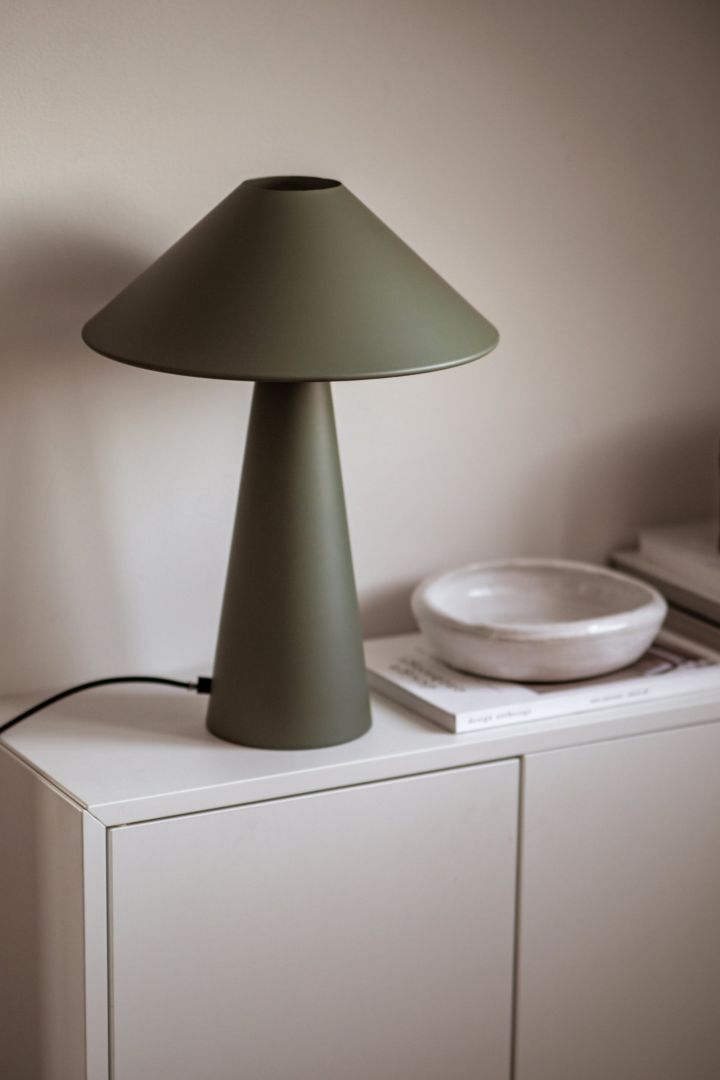 The season's trendy mushroom lamp is the Cannes table lamp from Globen Lighting in green, which becomes a stylish interior detail in the bedroom or living room.