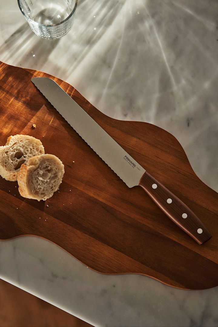 Creative gift ideas for a housewarming. Here you see the Royal bread knife from Fiskars on the Alvar Aalto tray from Iittala along with a loaf of crusty bread. 
