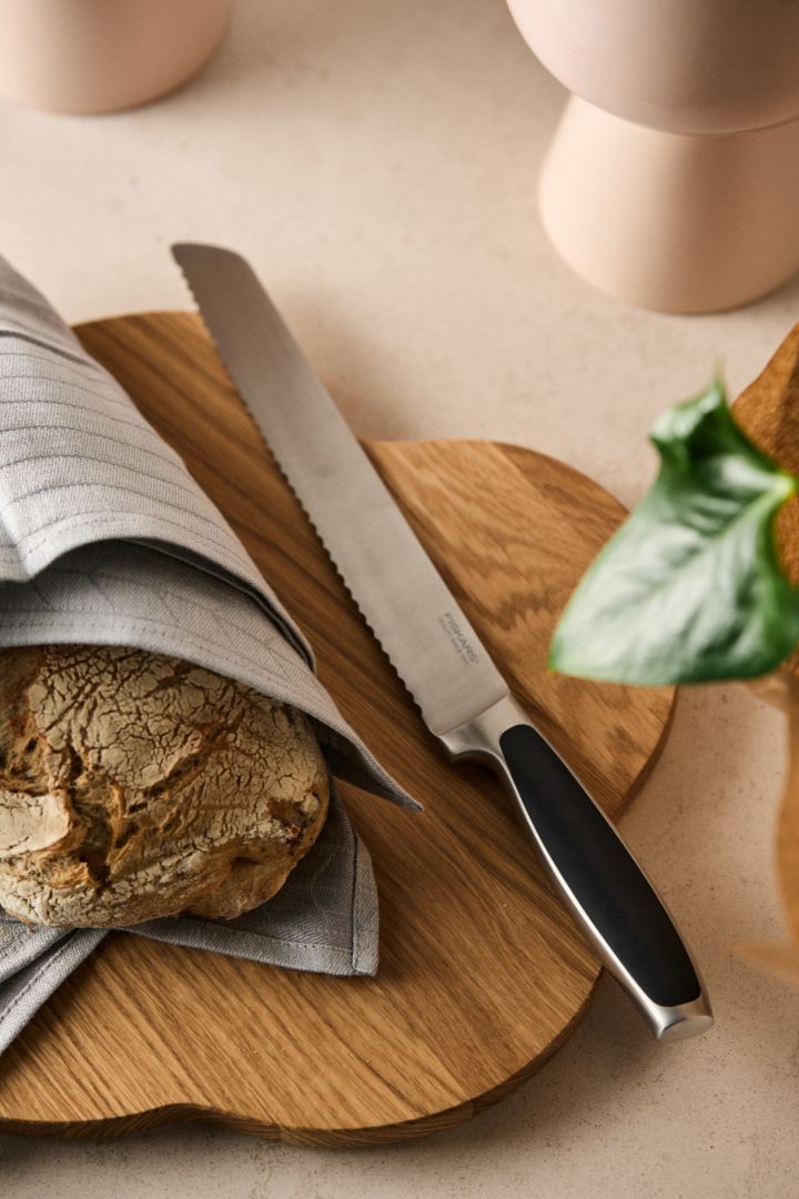 Creative gift ideas for a housewarming. Here you see the Royal bread knife from Fiskars on the Alvar Aalto tray from Iittala along with a loaf of crusty bread. 