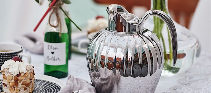 The Bernadotte jug from Georg Jensen is the perfect combination of stylish elegance as a gift for the bride and groom.