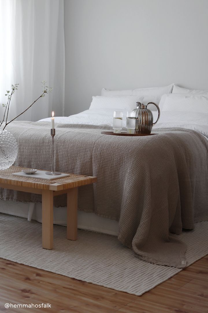 Choose the right rug - Pebble wool rug in white from Scandi Living gives your bedroom a cosy and warm feeling. Photo: @hemmahosfalk